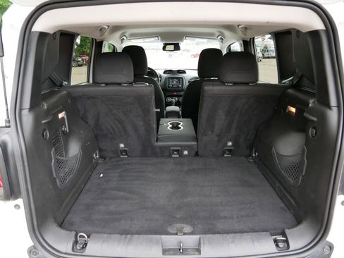 Used 2017 Jeep Renegade Latitude w/ Popular Equipment Group AWD/4WD image 10