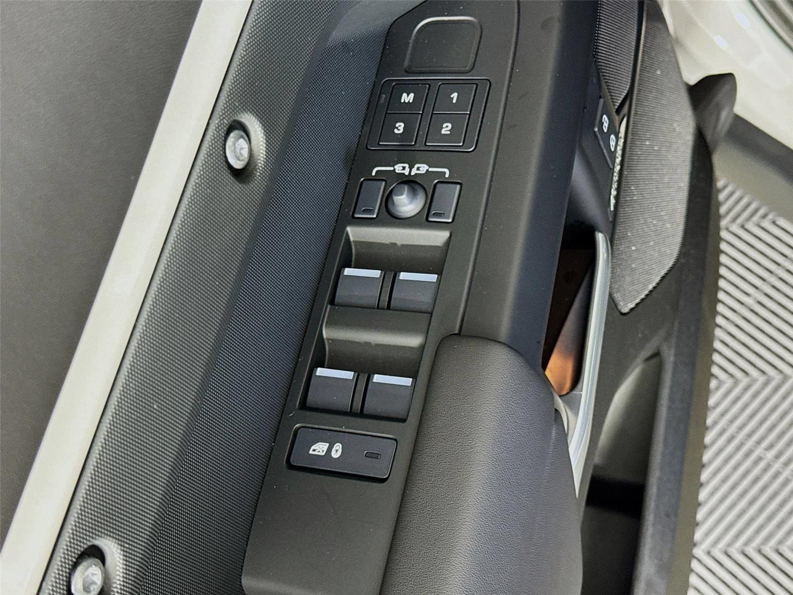 New 2026 Land Rover Defender 130 X-Dynamic SE AWD/4WD image 20