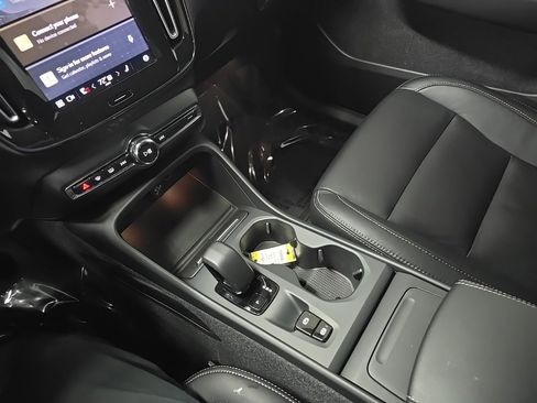 Used 2023 Volvo XC40 B5 Core image 26