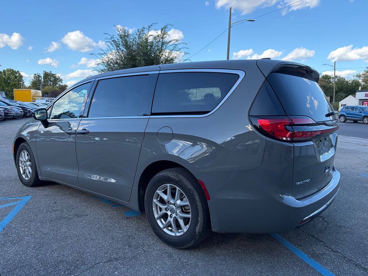 Used 2025 Chrysler Pacifica Select FWD image 7