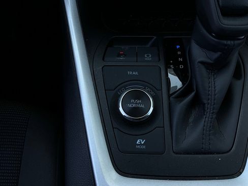 Used 2025 Toyota RAV4 LE image 21