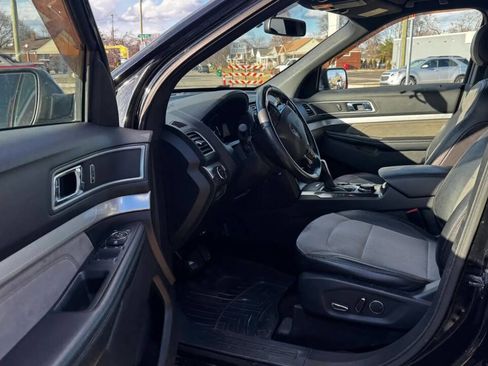 Used 2017 Ford Explorer XLT w/ Equipment Group 202A image 10