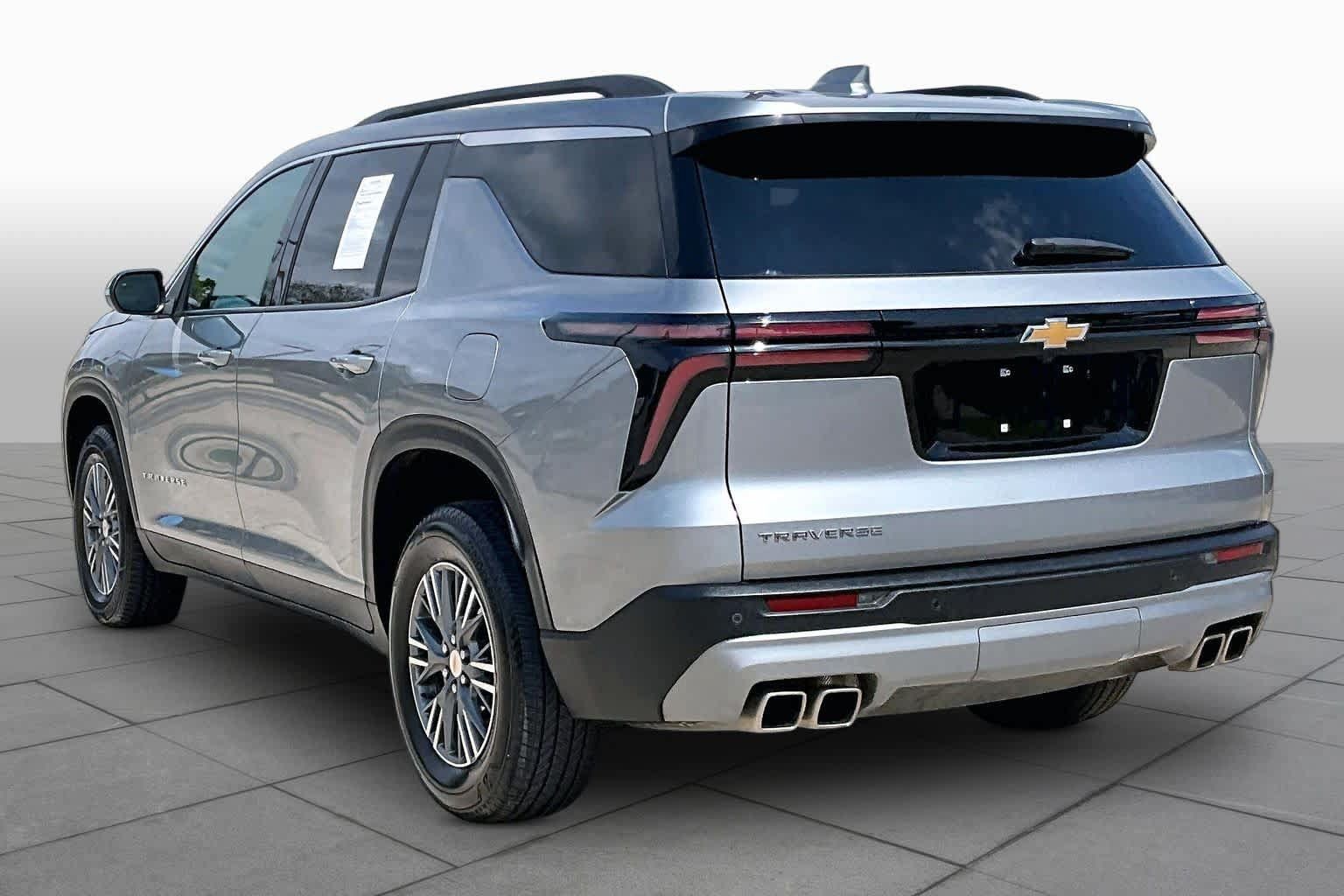Used 2025 Chevrolet Traverse LT FWD image 11