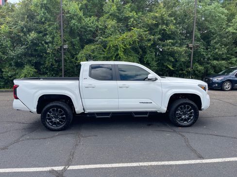 Used 2025 Toyota Tacoma SR5 AWD/4WD image 21