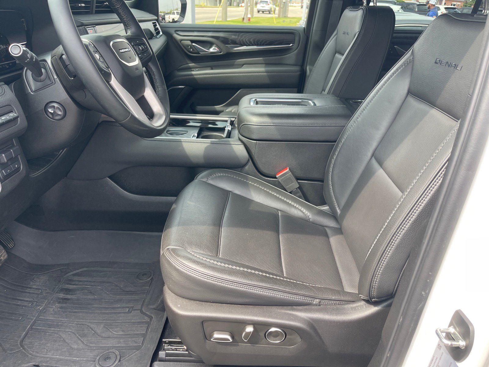 Used 2023 GMC Yukon Denali w/ LPO, Floor Liner Package AWD/4WD image 10