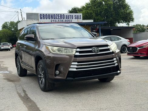 Used 2018 Toyota Highlander XLE FWD image 1