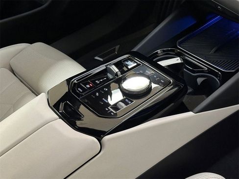 Used 2024 BMW 530i xDrive w/ Premium Package image 17