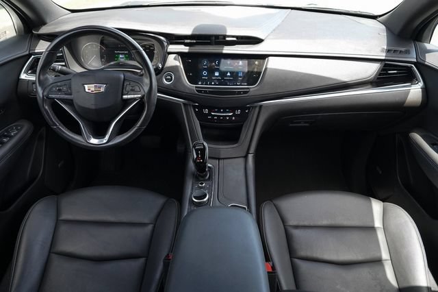 Used 2023 Cadillac XT6 Luxury FWD image 2