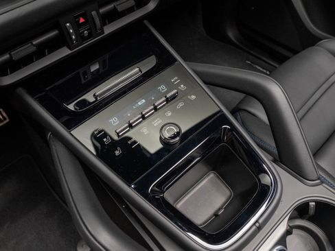 Certified 2025 Porsche Cayenne GTS AWD/4WD image 28