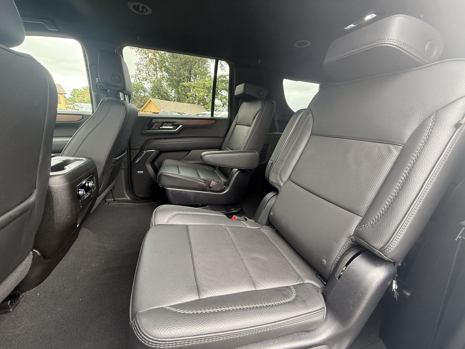 Used 2025 GMC Yukon XL Denali AWD/4WD image 21