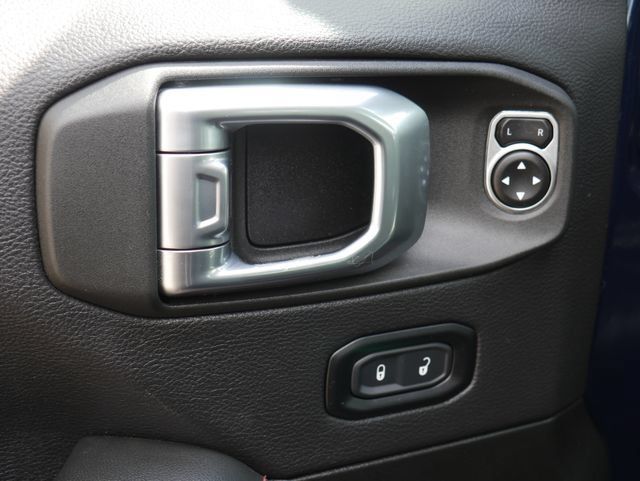 Used 2025 Jeep Gladiator Rubicon w/ Convenience Group AWD/4WD image 14