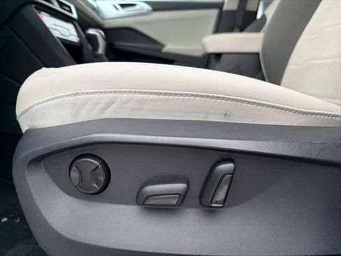 Used 2025 Volkswagen Taos SE image 16