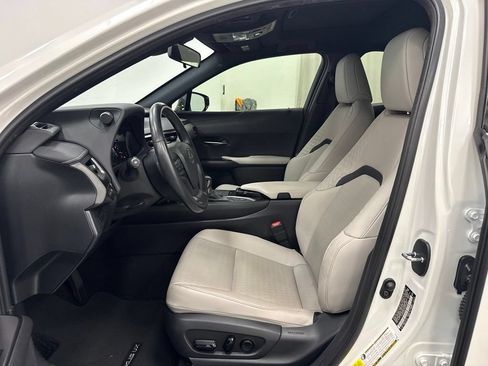 Used 2021 Lexus UX 200 w/ Accessory Package (Z1) FWD image 31