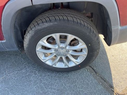 Used 2019 Jeep Cherokee Latitude w/ Popular Appearance Group FWD image 31