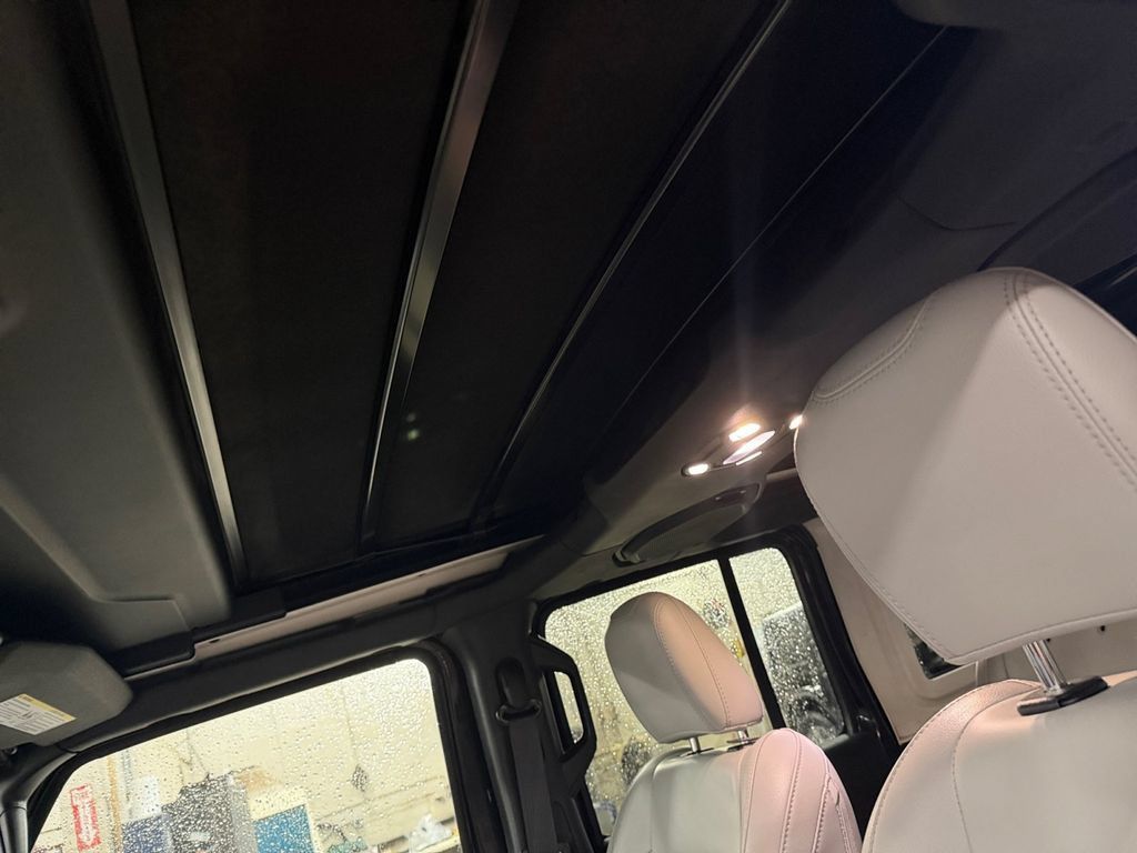 Used 2022 Jeep Wrangler Unlimited Sahara AWD/4WD image 31