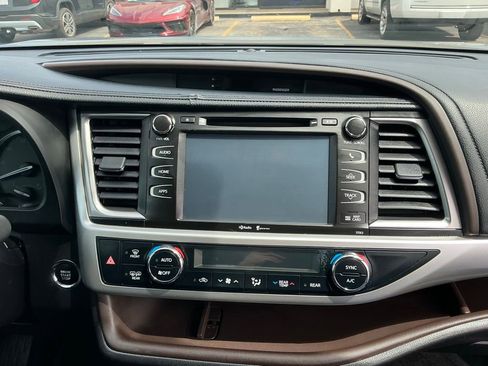 Used 2014 Toyota Highlander XLE AWD/4WD image 24