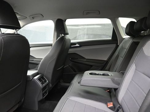 Certified 2024 Volkswagen Taos SE image 18