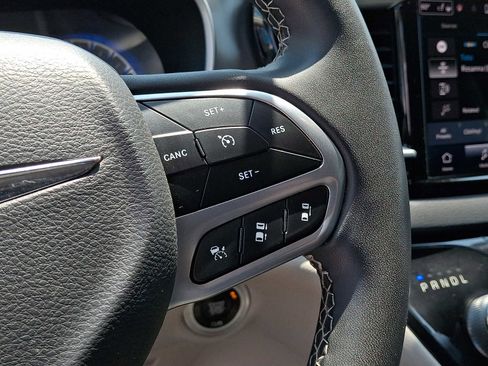 Used 2023 Chrysler Pacifica Touring-L FWD image 22