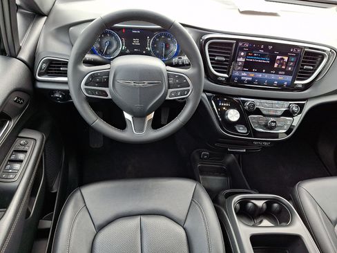 Used 2025 Chrysler Pacifica Select FWD image 12