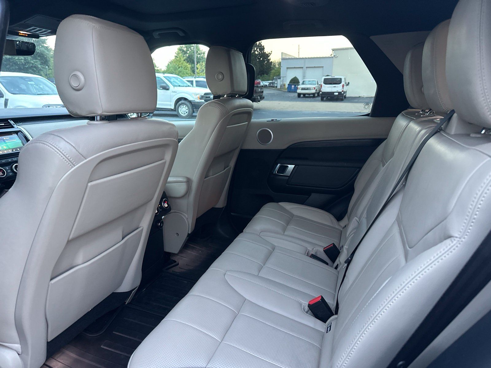 Used 2018 Land Rover Discovery HSE AWD/4WD image 9