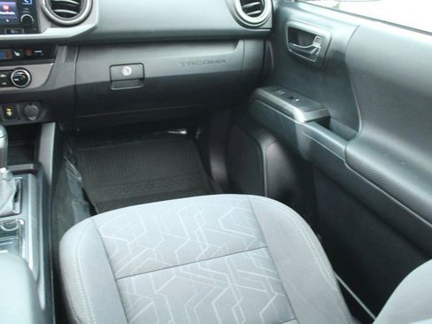 Used 2017 Toyota Tacoma TRD Sport image 17