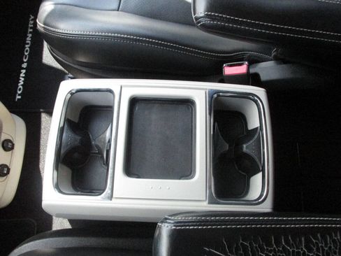 Used 2012 Chrysler Town & Country Touring-L w/ Driver Convenience Group image 60