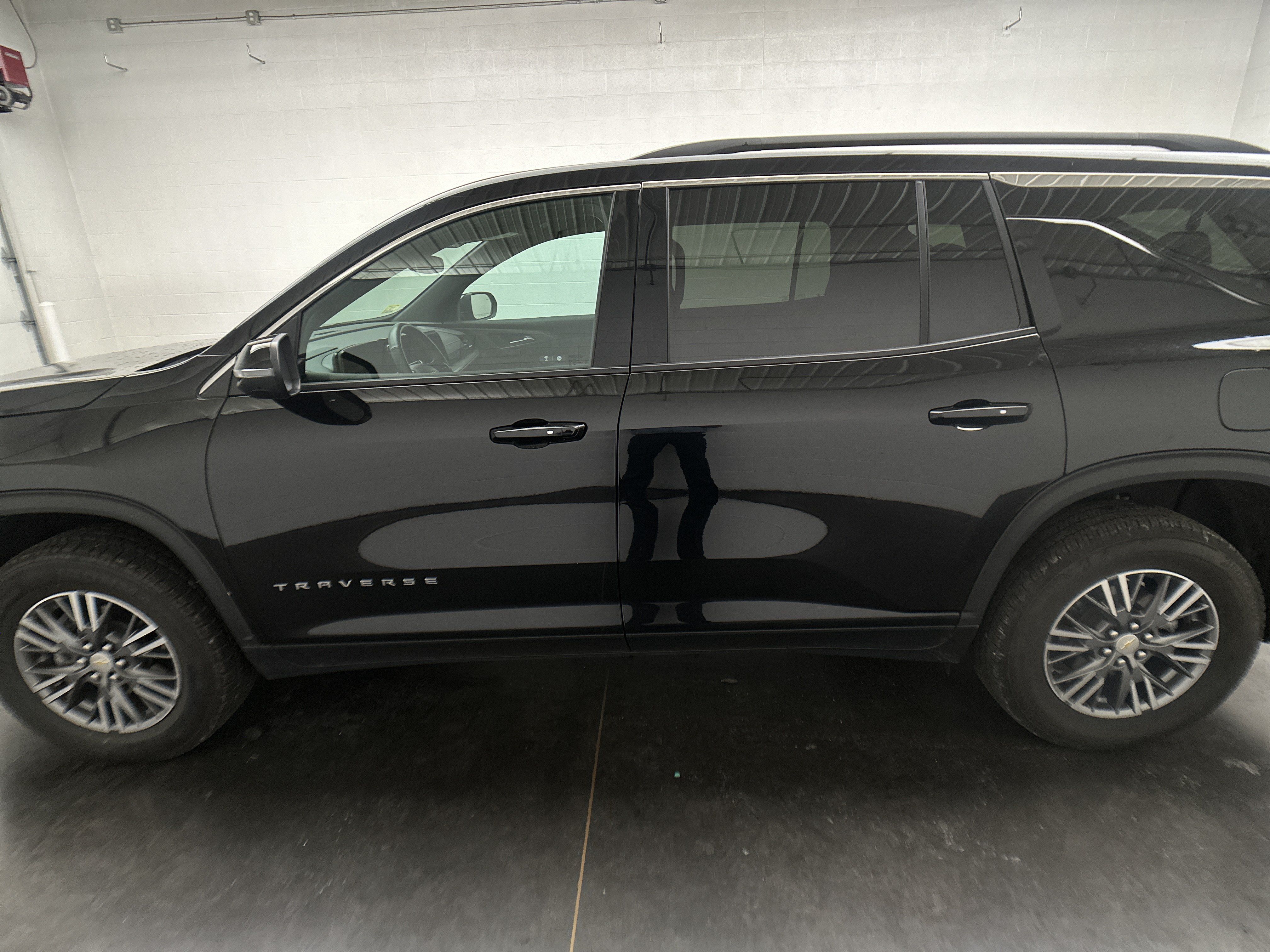 Used 2025 Chevrolet Traverse LT AWD/4WD image 6