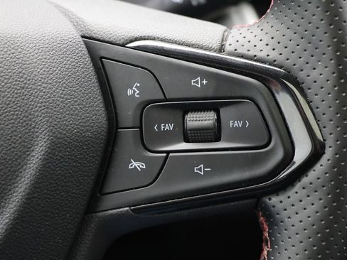 Used 2024 Chevrolet Trax RS w/ Sunroof Package image 21