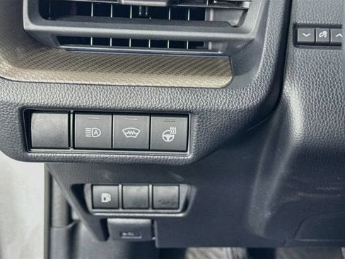 Certified 2025 Toyota Prius XLE FWD image 11