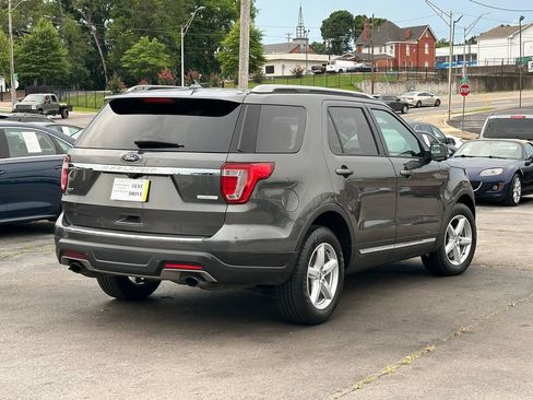 Used 2018 Ford Explorer XLT w/ Equipment Group 202A FWD image 2