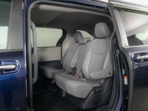 Used 2024 Toyota Sienna XLE FWD image 14