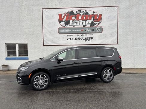 New 2026 Chrysler Pacifica Pinnacle image 1