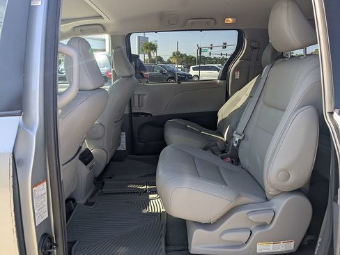 Used 2020 Toyota Sienna XLE FWD image 14