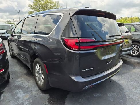 Used 2023 Chrysler Pacifica Touring-L FWD image 4