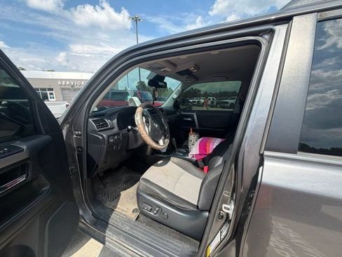 Used 2020 Toyota 4Runner SR5 AWD/4WD image 27