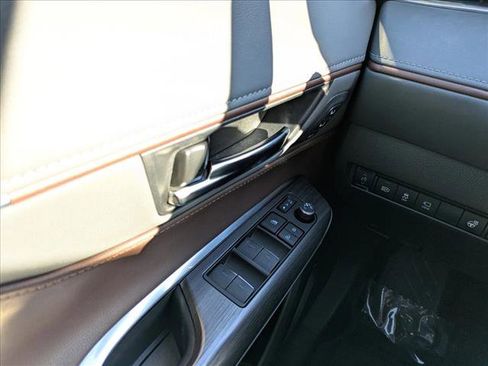 Used 2021 Toyota Venza Limited image 18