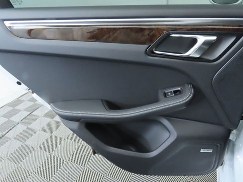 Used 2022 Porsche Macan S image 27