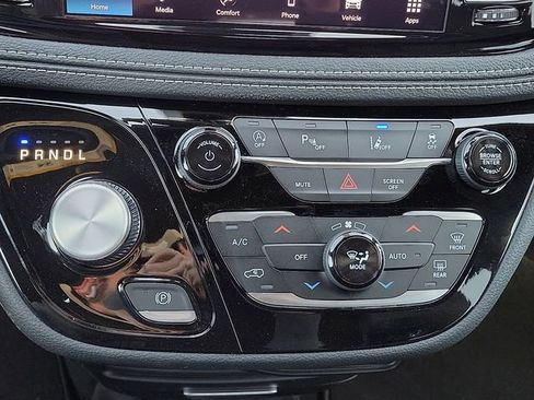 New 2026 Chrysler Pacifica Select image 15