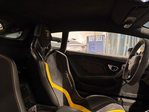 Used 2018 Lamborghini Huracan AWD/4WD image 38
