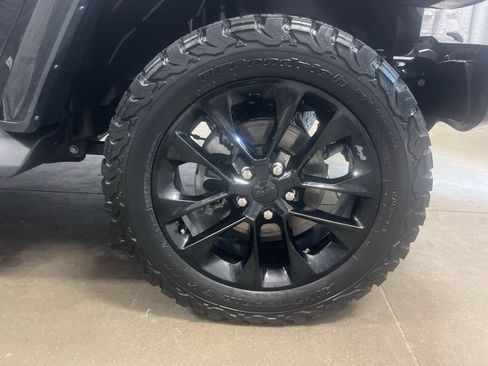 Used 2022 Jeep Wrangler Unlimited Sahara AWD/4WD image 7