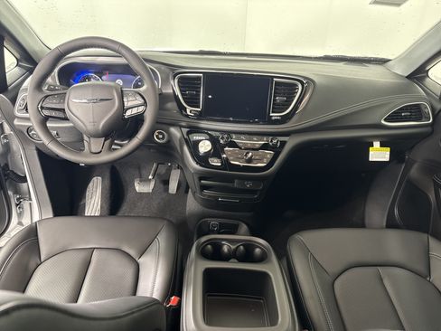 New 2026 Chrysler Pacifica Select w/ S Appearance Package FWD image 15
