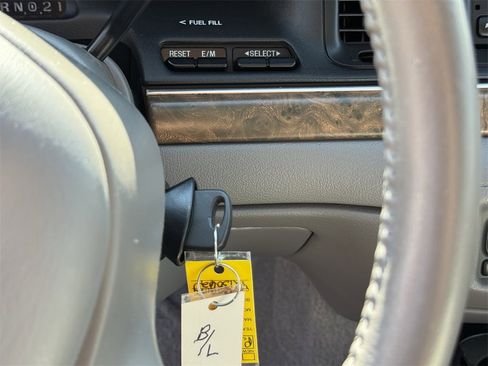 Used 2000 Ford Crown Victoria LX image 22