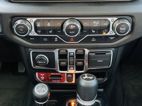 Used 2024 Jeep Wrangler Unlimited AWD/4WD image 22