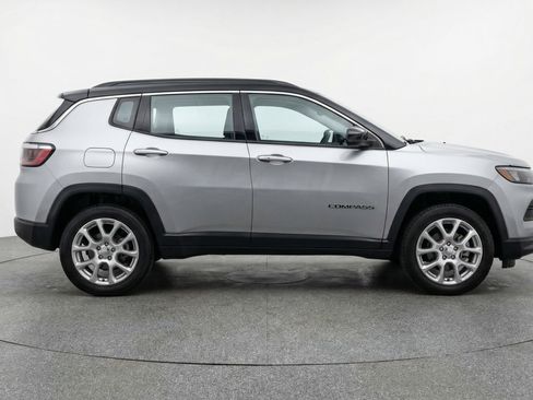 Used 2025 Jeep Compass Limited image 11