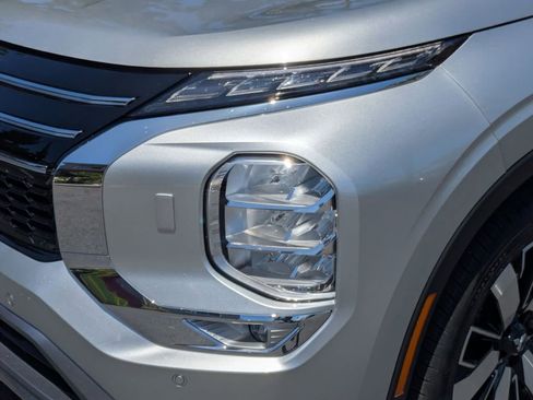 Used 2025 Mitsubishi Outlander SE AWD/4WD image 11