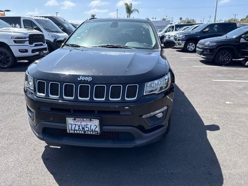 Used 2017 Jeep Compass Latitude w/ Popular Equipment Group FWD image 3