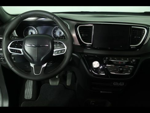 Used 2025 Chrysler Pacifica Select image 14