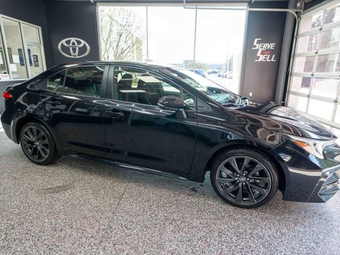 Used 2024 Toyota Corolla SE w/ SE Premium Package image 5