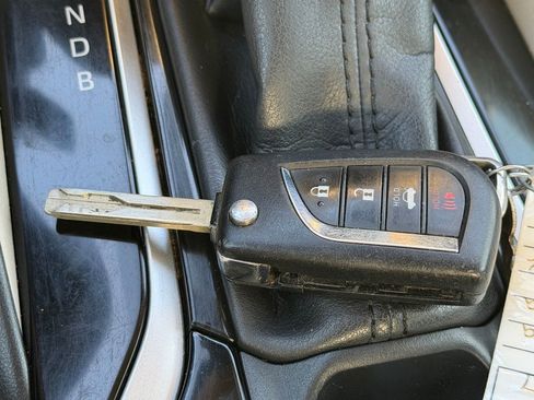 Used 2021 Toyota Corolla LE FWD image 31