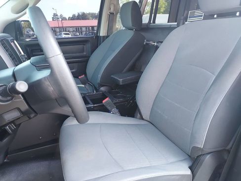 Used 2022 RAM 1500 4x4 Crew Cab Classic w/ Chrome Appearance Group image 17